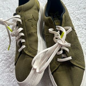 Women’s green Converse size 10.5 (Worn a couple times)